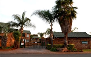 2 Bedroom Townhouse in Rooihuiskraal North