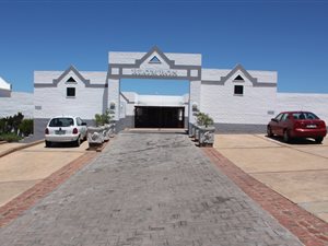 3 Bed Apartment in Stilbaai