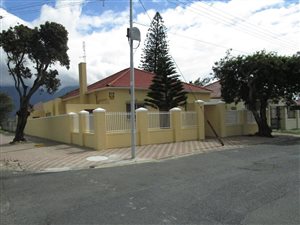 6 Bed House in Rondebosch East
