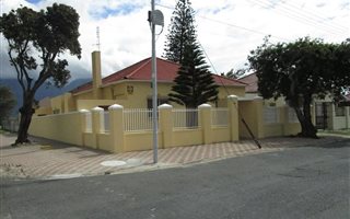 3 Bedroom House in Rondebosch East