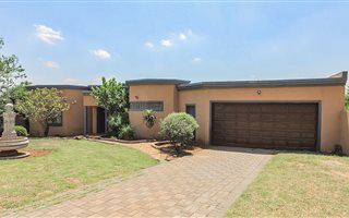 4 Bedroom House in Heuweloord