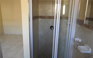 Bachelor apartment in Bredell AH