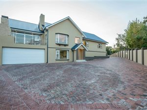 10 Bed House in Bonnie Doone