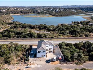 13 Bed House in Beacon Bay