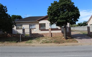 3 Bedroom House in Van Riebeeck Heights