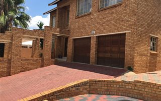 5 Bedroom House in Azaleapark