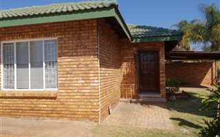 2 Bedroom House in Geelhoutpark