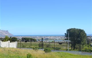 898 m² Land available in Meerhof Estate