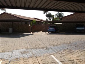 2 Bed Townhouse in Rooihuiskraal North