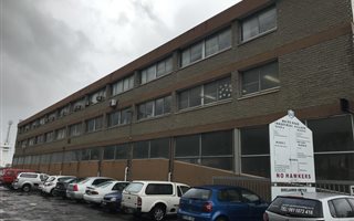 1586 m² Commercial space in Retreat