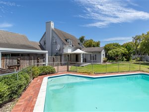 5 Bed House in Bergvliet