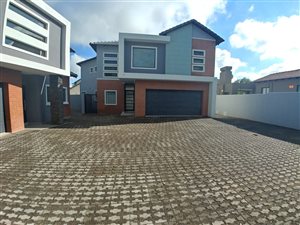 4 Bed Duplex in Lynnwood