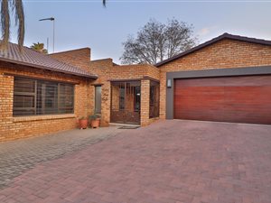 4 Bed House in Helderkruin