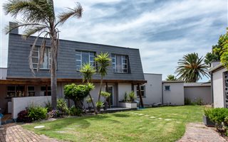 5 Bedroom House in Zeekoevlei