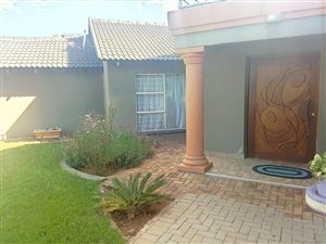 7 Bed House in Roodekrans