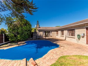 4 Bed House in Meadowridge