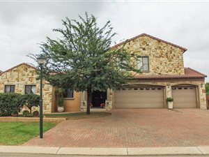 5 Bed House in Ebotse Estate