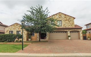 5 Bedroom House in Ebotse Estate
