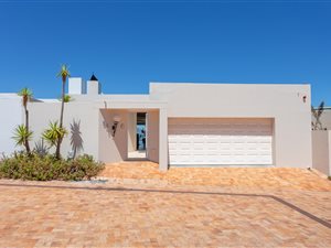 5 Bed House in Bloubergstrand