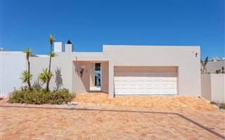 5 Bedroom House in Bloubergstrand