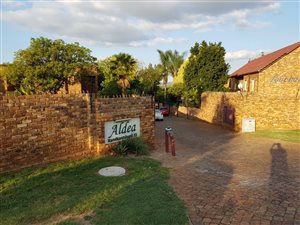 2 Bed Apartment in Zwartkop