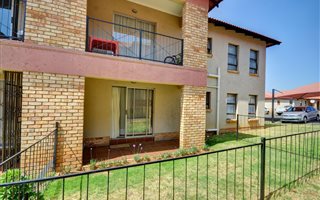 3 Bedroom Apartment in Grobler Park