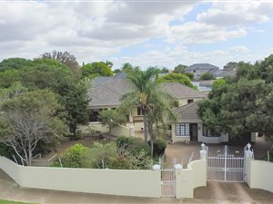 4 Bed House in Glendinningvale