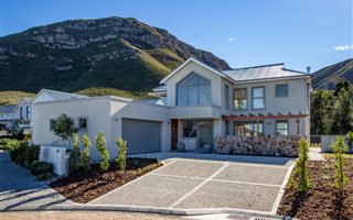 4 Bedroom House in Fernkloof