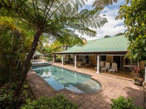 8 Bed House in Colts Hill