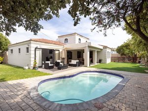 4 Bed House in Blouberg Sands