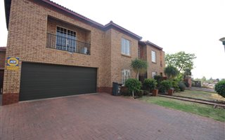 5 Bedroom House in Zwartkop