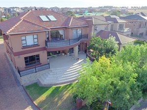 5 Bed House in Blue Valley Golf Estate