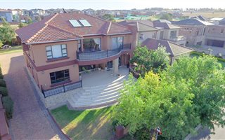 5 Bedroom House in Blue Valley Golf Estate