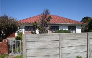3 Bedroom House in Grassy Park
