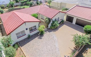 4 Bedroom House in Glenanda