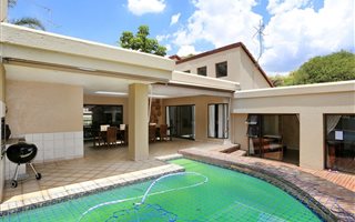 4 Bedroom House in Fourways Gardens