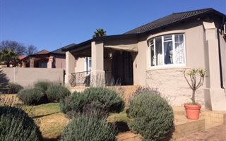 3 Bedroom House in Kensington