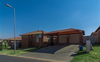 3 Bedroom House in Olievenhoutbosch