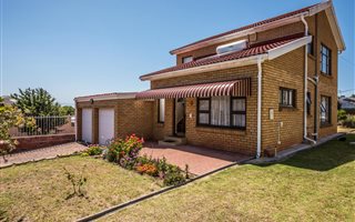 3 Bedroom House in Lakeside
