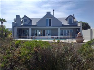 3 Bed House in Grotto Bay