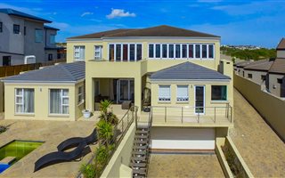 4 Bedroom House in Bloubergstrand