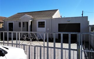 2 Bedroom House in Strandfontein