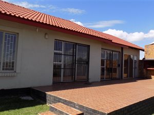 4 Bed House in Bronkhorstbaai