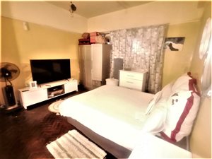 1.5 Bed Apartment in Joubert Park