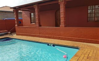 2 Bedroom House in Roodepoort North