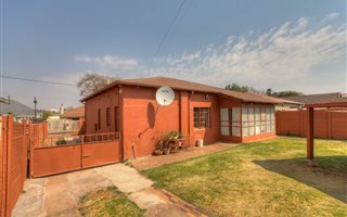 2 Bedroom House in Roodepoort North