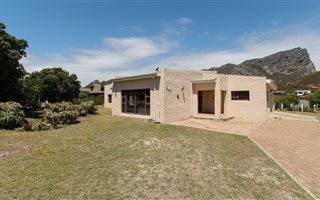 6 Bedroom House in Pringle Bay