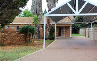 4 Bedroom House in Rooihuiskraal