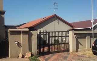 2 Bedroom House in Protea North