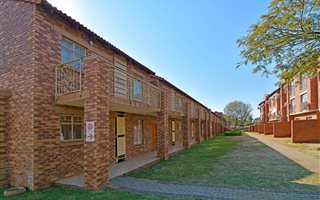 0.5 Bedroom Apartment in Karen Park